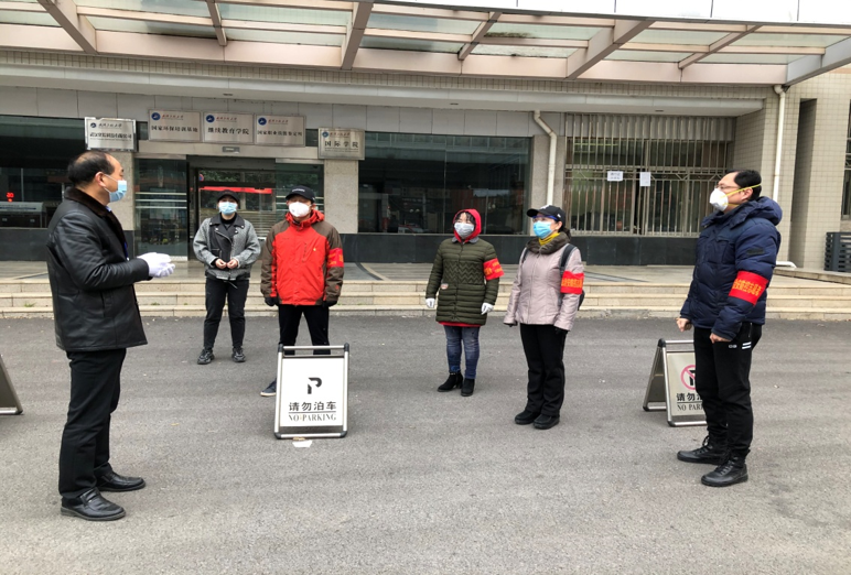 马院党员老师胡珍映(左三)参与工大社区自愿服务